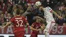 Aksi pemain Benfica, Konstantinos Mitroglou (kanan), saat melawan Bayern Munchen pada leg pertama babak perempat final Liga Champions, di Allianz Arena, Munchen, Rabu (6/4/2016) dini hari WIB. (AFP)