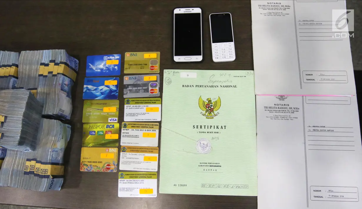 Barang bukti hasil tindak pidana pencucian uang (TPPU) ditunjukkan di Kantor BNN, Jakarta, Selasa (17/7).  Tim gabungan berhasil mengungkap kasus TPPU hasil pengembangan jaringan internasional sabu seberat 10,39 Kg. (Liputan6.com/Arya Manggala)