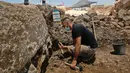 Tim arkeolog bekerja di sebuah situs penggalian di Yerusalem (22/7/2020). Tim arkeolog Israel menemukan pusat penyimpanan administratif berusia 2.700 tahun di Yerusalem, kata Otoritas Kepurbakalaan Israel (Israel Antiquities Authority/IAA) pada Rabu (23/7). (Xinhua/Gil Cohen Magen)