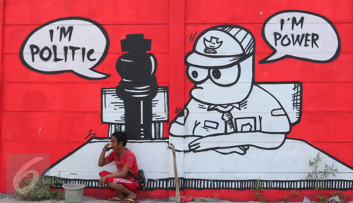 Warga bersantai di depan mural bernuansa politik di Penjaringan, Jakarta, Minggu (7/8). Jelang Pilkada 2017, sejumlah lokasi di Jakarta dihiasi mural politik. (Liputan6.com/Angga Yuniar) 