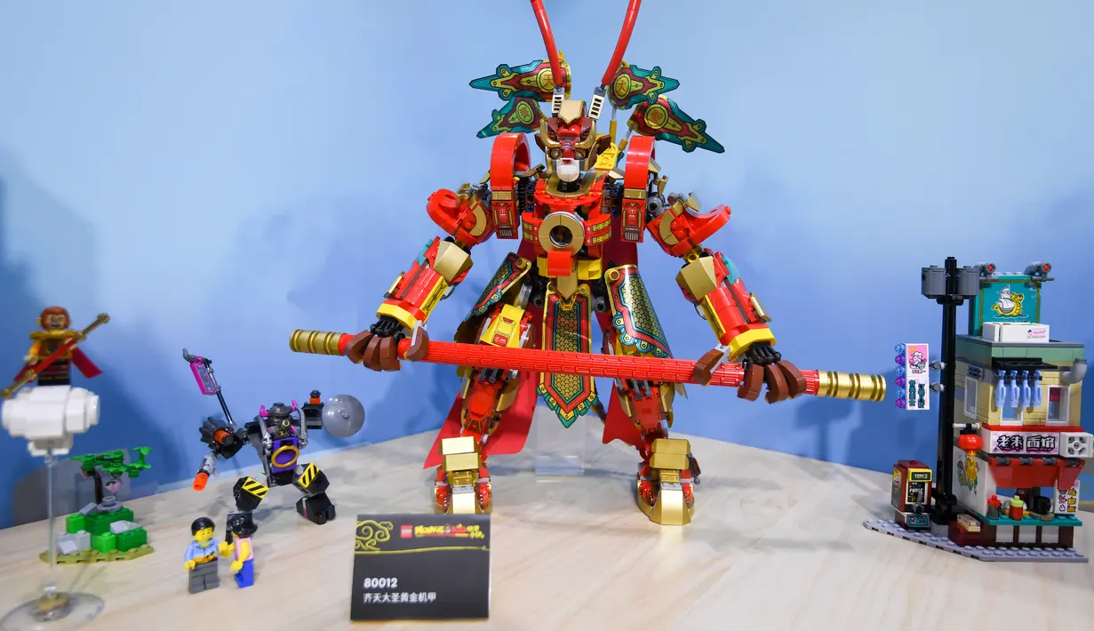 Karakter kartun dari legenda Kera Sakti yang disusun dengan balok Lego di stan raksasa mainan Denmark LEGO Group terlihat dalam ajang Pameran Impor Internasional China (China International Import Expo/CIIE) ketiga di Shanghai, China, 9 November 2020. (Xinhua/Chen Yehua)