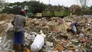 Pekerja saat memilah tumpukan sampah dari tempat penampungan sampah di Pasar Induk Kramat Jati, Jakarta, Kamis (5/11/2015). Dalam sehari Pasar Induk dapat menghasilkan 190 ton sampah. (Liputan6.com/Yoppy Renato)