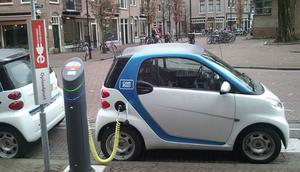 Ilustrasi mobil listrik sedang mengalami pengisian daya baterai di Amsterdam, Belanda. (Sumber Flickr/lhirlimann)