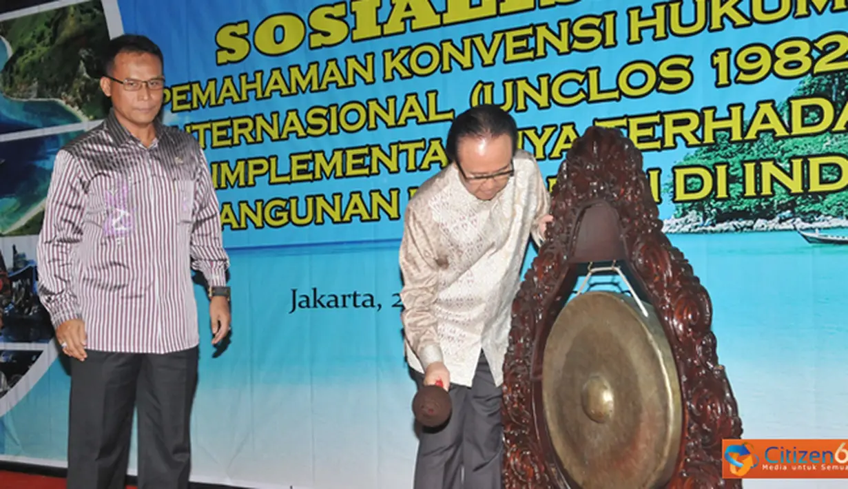 Citizen6, Jakarta: MKP Sharif C Sutardjo didampingi Sekretaris Dewan Kelautan Indonesia Dedi H Sutisna memukul gong sebagai tanda dibukanya sosialisai Konvensi hukum laut. (Pengirim: Efrimal Bahri)