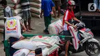 Aktivitas pekerja saat mengangkat karung berisi beras yang akan dijual di Pasar Kebayoran Lama, Jakarta, Rabu (17/4/2024). (Liputan6.com/Angga Yuniar)