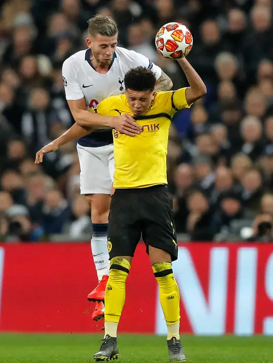 Bek Tottenham Hotspur, Toby Alderweireldberebut bola dengan pemain Borussia Dortmund, Jadon Sancho pada leg pertama 16 besar Liga Champions di Stadion Wembley, Rabu (13/2). Tottenham Hotspur menang telak 3-0 atas Borussia Dortmund. (AP/ Frank Augstein)