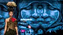 Model berjalan di atas catwalk membawakan busana Autumn Winter 2018 karya desainer asal India, Nitin Bal Chauhan selama Amazon India Fashion Week di New Delhi (15/3). (AFP Photo/Chandan Khanna)