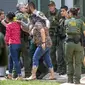 Aparat berjaga di area&nbsp;Robb Elementary School di San Antonio, Texas. SD itu menjadi lokasi penembakan terparah dalam sejarah Texas. Dok:&nbsp;William Luther/The San Antonio Express-News via AP.