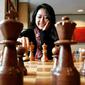 Perempuan berusia 28 tahun ini tidak hanya penuh konsentrasi saat bertanding catur, namun beberapa momen ia juga melemparkan senyum manis. Gayanya Irene Sukandar saat bermain catur pun selalu mencuri perhatian publik. (Liputan6.com/IG/@irene_sukandar)