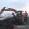 30 Pasukan Manggala Agni Dikerahkan Tangani Kebakaran TPA Jatiwaringin
