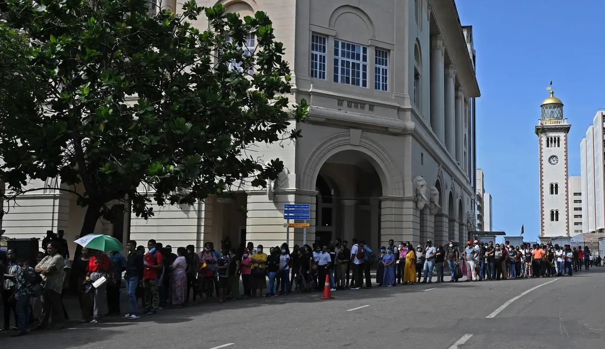 Orang-orang berbaris untuk mengunjungi kediaman resmi presiden Sri Lanka, beberapa hari setelah diserbu oleh pengunjuk rasa anti-pemerintah di Kolombo, Rabu (13/7/2022). Empat hari setelah kerumunan besar memaksa masuk ke Istana Sri Lanka, ribuan orang berkerumun untuk melihat kompleks yang luas itu. (Arun SANKAR / AFP)