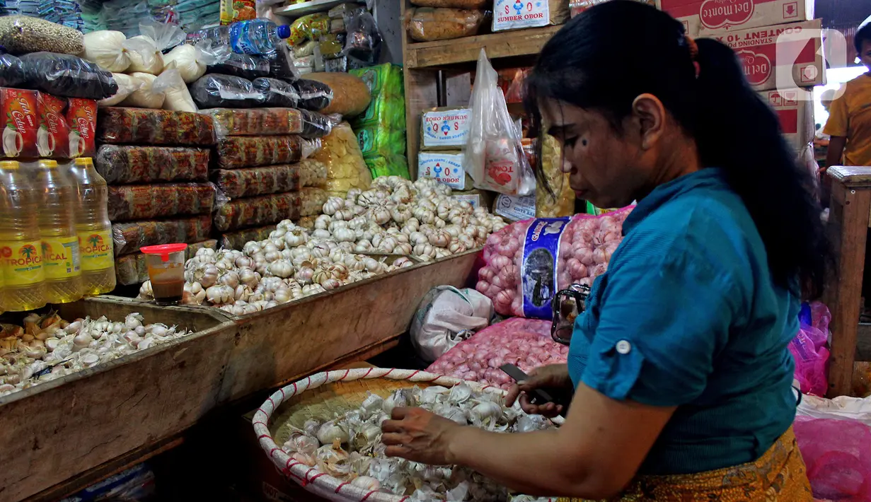 Aktivitas pedagang bawang putih di Pasar Induk Kramatjati, Jakarta Timur, Rabu (5/2/2020). Kelangkaan pasokan bawang putih di dalam negeri diduga imbas dari penghentian impor produk dari China terkait pencegahan penyebaran virus Corona. (merdeka.com/magang/ Muhammad Fayyadh)