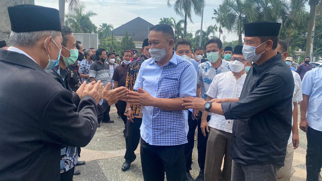 Penyambutan Kebebasab Mantan Walikota Cilegon, Tb Iman Ariyadi (Kemeja Biru Kotak-kotak). (Kamis, 23/09/2021).