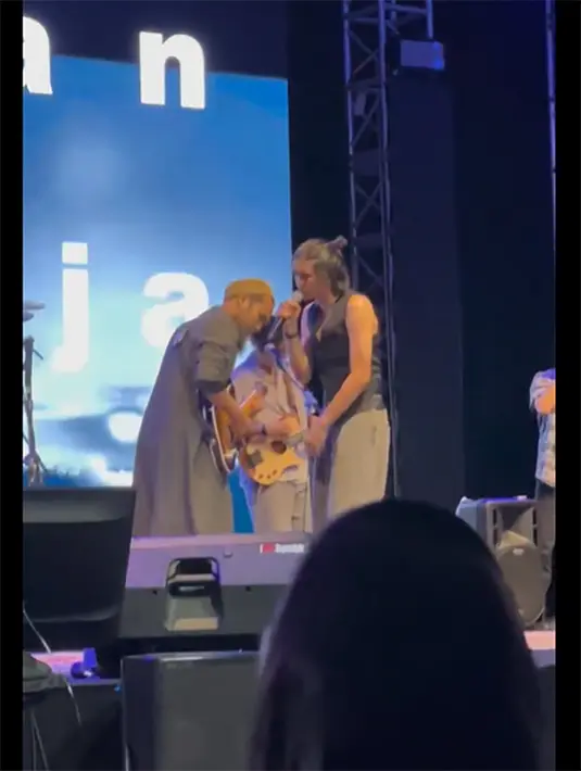 "Karena Aku Setia" Merupakan salah satu lagu favorit saya, di album kedua @sheilaon7 di samping musiknya yg menyemangati , lirik lagunya pun cukup kuat utk disimak." tulis sakti membagikan  video singkat aksi reuni bersama Sheila On 7. [TikTok/wanszr]