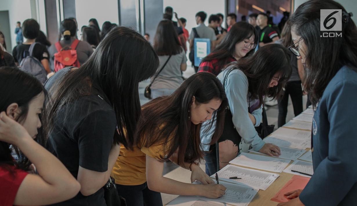 Para peserta melakukan registrasi acara Emtek Goes To Campus (EGTC) 2018 di Universitas Kristen Petra, Surabaya, Rabu (14/11). Bertempat di Auditorium Kampus Timur, EGTC 2018 ini berlangsung hingga 15 November mendatang. (Liputan6.com/Faizal Fanani)