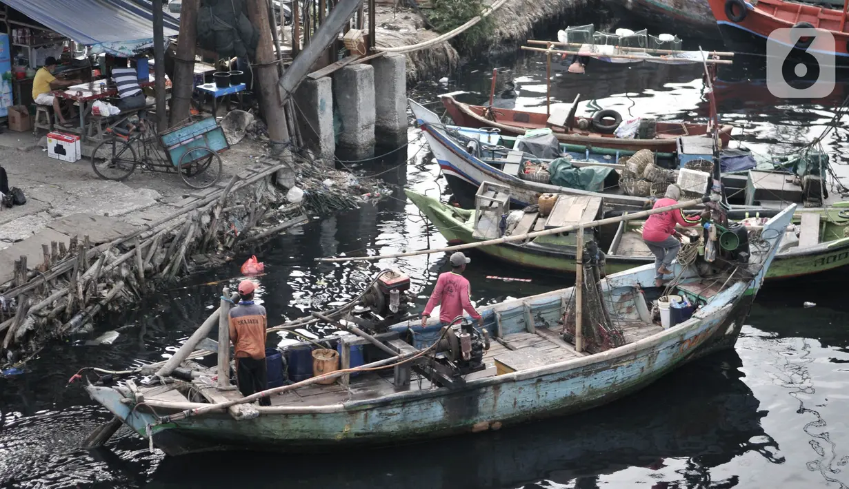 Aktivitas nelayan di kawasan pesisir Cilincing, Jakarta, Senin (1/6/2020). Pemerintah menyiapkan bantuan untuk 1,1 juta nelayan terdampak Covid-19 melalui program Bantuan Langsung Tunai (BLT) sebesar Rp600 ribu per kepala keluarga tiap bulannya. (merdeka.com/Iqbal S. Nugroho)