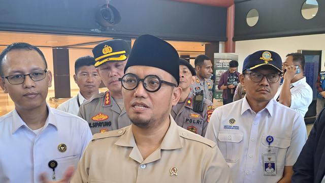 Wakil Badan Penyelenggara Haji Dahnil Anzar Simanjuntak, mengunjungi Terminal 2F Bandara Internasional Soekarno Hatta, untuk mengecek kesiapan musim haji di terminal khusus Haji dan Umroh tersebut, Selasa (22/4/2025) (Liputan6.com/Pramita Triatiawati)