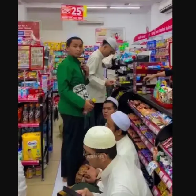 Viral Warga Salat Tarawih di Dalam Minimarket, Disebut Jadi Tradisi Tahunan Jelang Lebaran