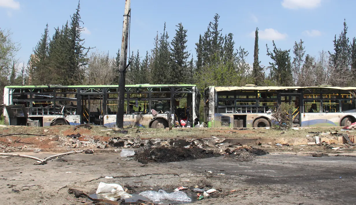 Kondisi bus yang membawa pengungsi Suriah usai terkena serangan bom di Rasyidin, Aleppo, Suriah, Minggu (16/4). Dalam insiden itu, ledakan bom menghantam konvoi bus-bus padat penumpang yang mengangkut para pengungsi. (AFP Photo/Omar Haj Kadour)
