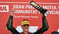Fermin Aldeguer saat naik podium Moto2 Qatar 2024. (JAVIER SORIANO / AFP)