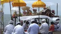 Proses upacara tawur kesanga umat Hindu di Pantai Bom Banyuwangi. (Istimewa)
