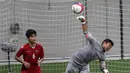 Kiper Indonesia U-23, M. Natshir Fadhil (kanan), harus empat kali memungut bola dari dalam gawangnya. (Bola.com/Arief Bagus)