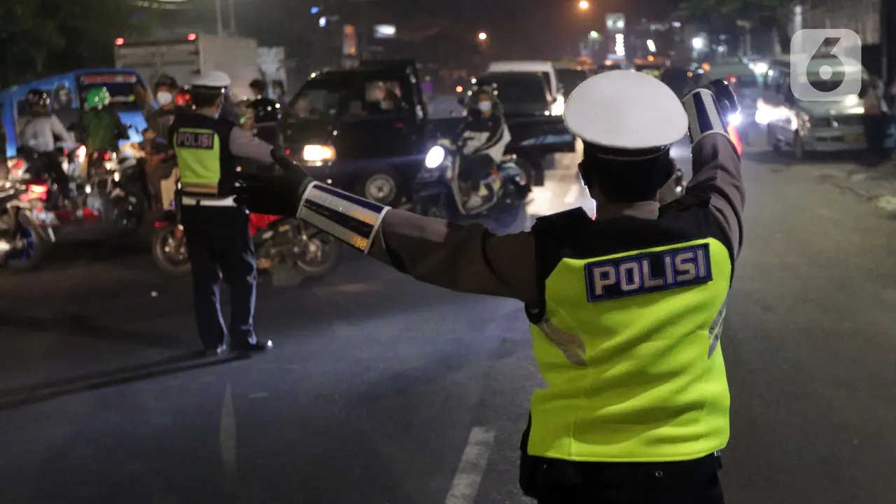 FOTO PPKM Darurat, Jalur Menuju Jakarta Ditutup