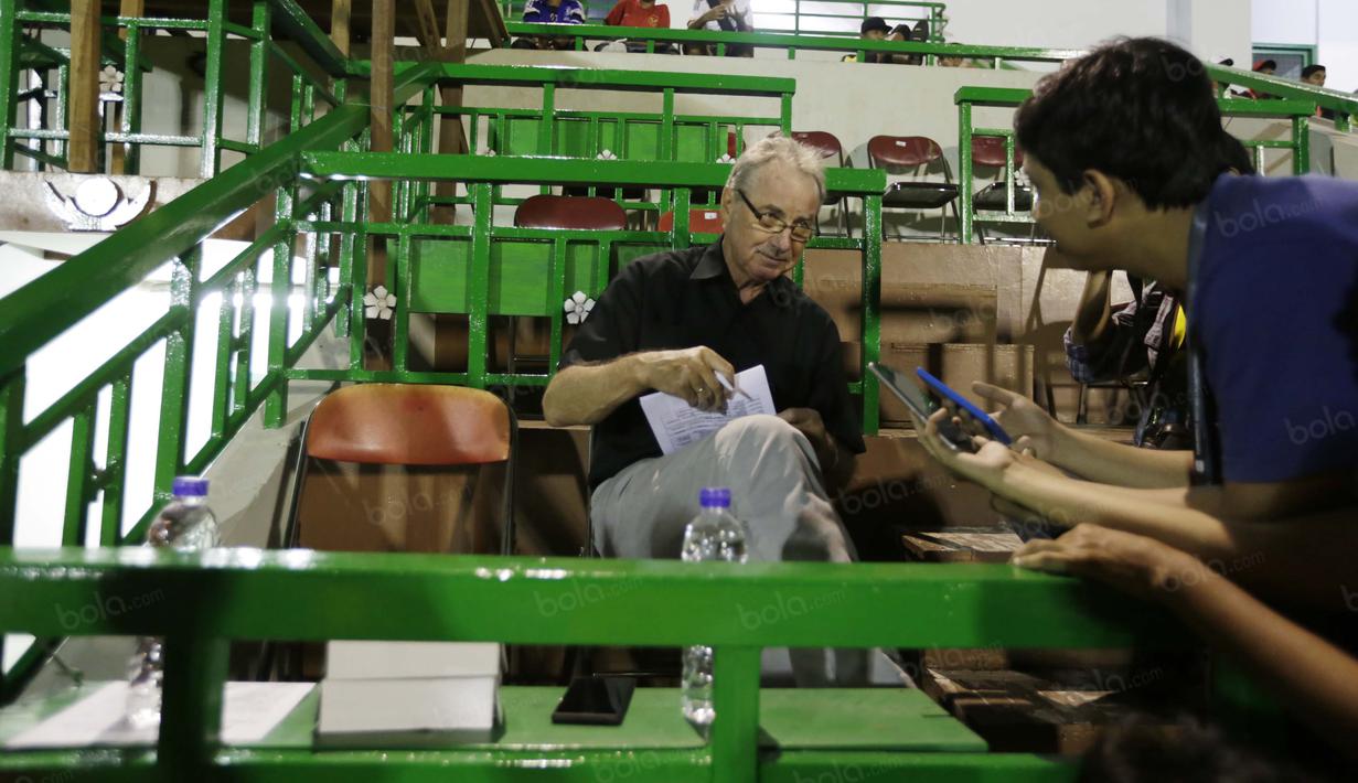Pelatih Timnas Indonesia, Alfred Riedl terlihat santai menjawab pertanyaan wartawan saat tiba di Stadion Tridarma Gresik, Minggu (12/6/2016).  (Bola.com/Nicklas Hanoatubun)