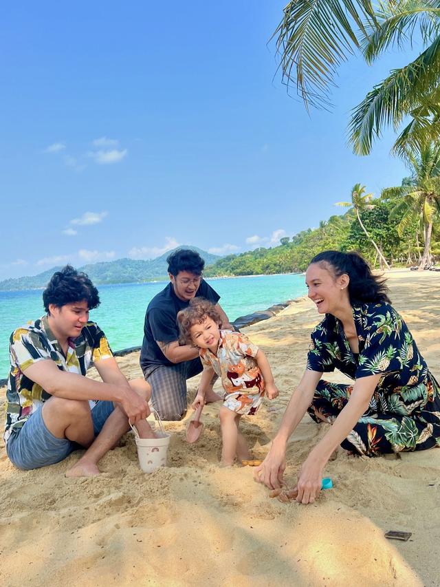 7 Potret Nadine Chandrawinata Liburan ke Lampung, Ramai Bareng Rombongan Keluarga
