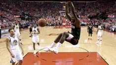 Aksi pemain Houston Rockets, Clint Capela melakukan dunks saat melawan Golden State Warriors pada gim kelima final NBA basketball Wilayah Barat di Toyota Center, Houston, (24/5/2018). Houston menang 98-94. (AP/David J. Phillip)