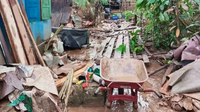 Kondisi Desa Ludai, Kabupaten Kampar, setelah dilanda banjir bandang.