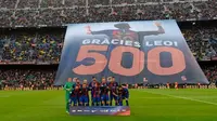Para suporter Barcelona membentangkan spanduk besar merujuk 500 gol Lionel Messi sebelum laga kontra Osasuna di Camp Nou, Rabu (26/4/2017). (AFP/Lluis Gene)