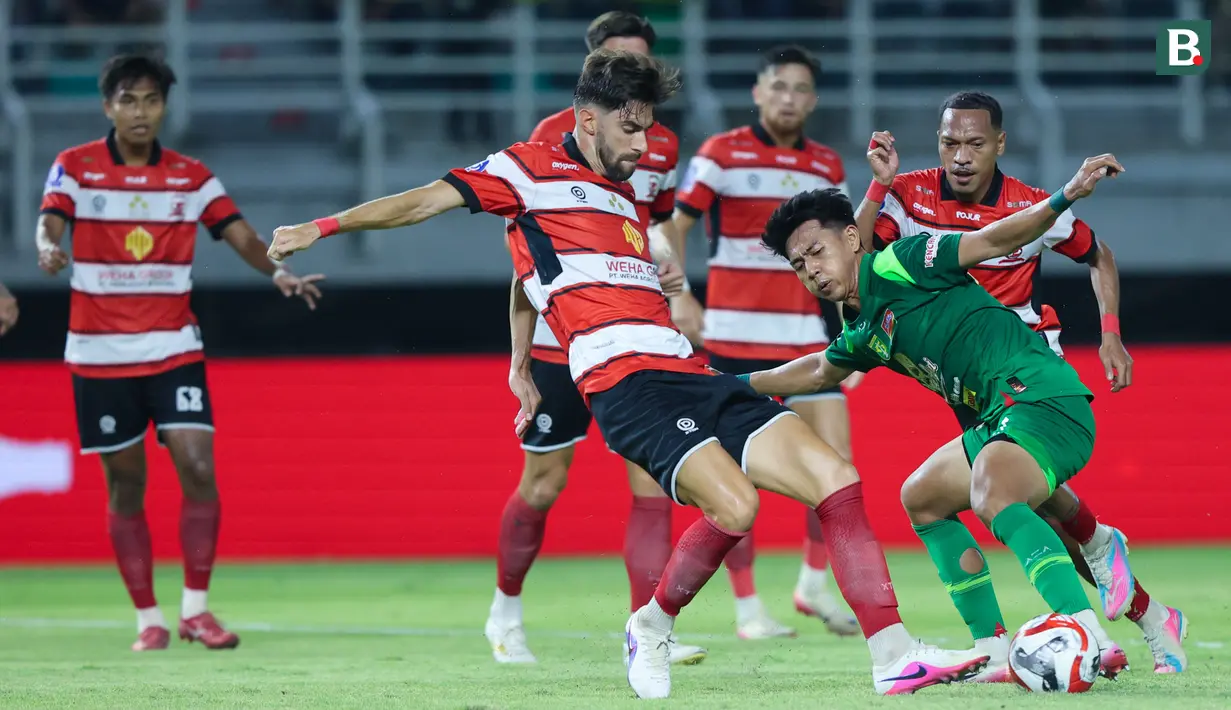 Pemain Persebaya Surabaya, Malik Risaldi, berusaha melewati pemain Madura United pada lanjutan BRI Super League 2025/2026 di Stadion Gelora Bung Tomo Jumat (17/4/2026). (Bola.com/M Iqbal Ichsan)