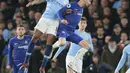 Bek Manchester City, Fabian Delph berebut bola udara dengan gelandang Chelsea, Jorginho selama pertandingan lanjutan Liga Premier Inggris di Stamford Bridge di London (8/12). Chelsea menang 2-0 atas City. (AP Photo/Tim Ireland)