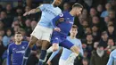 Bek Manchester City, Fabian Delph berebut bola udara dengan gelandang Chelsea, Jorginho selama pertandingan lanjutan Liga Premier Inggris di Stamford Bridge di London (8/12). Chelsea menang 2-0 atas City. (AP Photo/Tim Ireland)