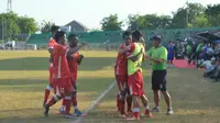 Madura FC mengalahkan Persekap Pasuruan 3-0 pada laga Grup 7 Liga 2 di Stadion Ahmad Yani Sumenep, Jawa Timur, Minggu (10/9/2017). (Liputan6.com/Mohamad Fahrul)