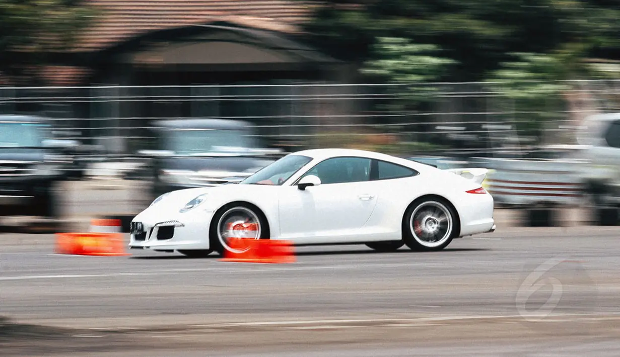 Di atas kendaraan super mewah, salah satu pengendara beradu kemampuan mengendalikan kecepatan kendaraan mereka di ajang Supercar Experience di Jakarta, Sabtu (1/11/2014). (Liputan6.com/Faizal Fanani)