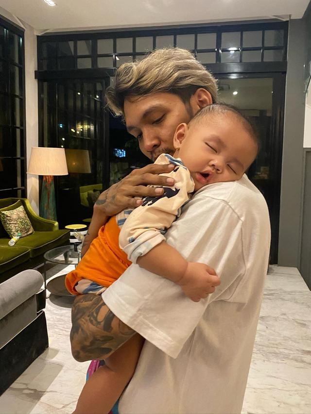 Momen Young Lex Asuh Baby Zaenab Alexander. (Sumber: Instagram/young_lex18)