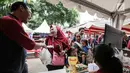 Warga membeli sembako murah pada acara Family Day Artha Graha Peduli (AGP) di Pasar Akhir Pekan SCBD, Jakarta, Minggu (25/11). Acara ini juga melibatkan UMKM binaan serta berbagai hiburan dan permainan. (Liputan6.com/Fery Pradolo)