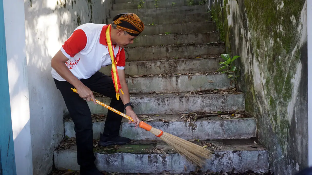 Kerja Bakti Bersihkan Keraton Solo