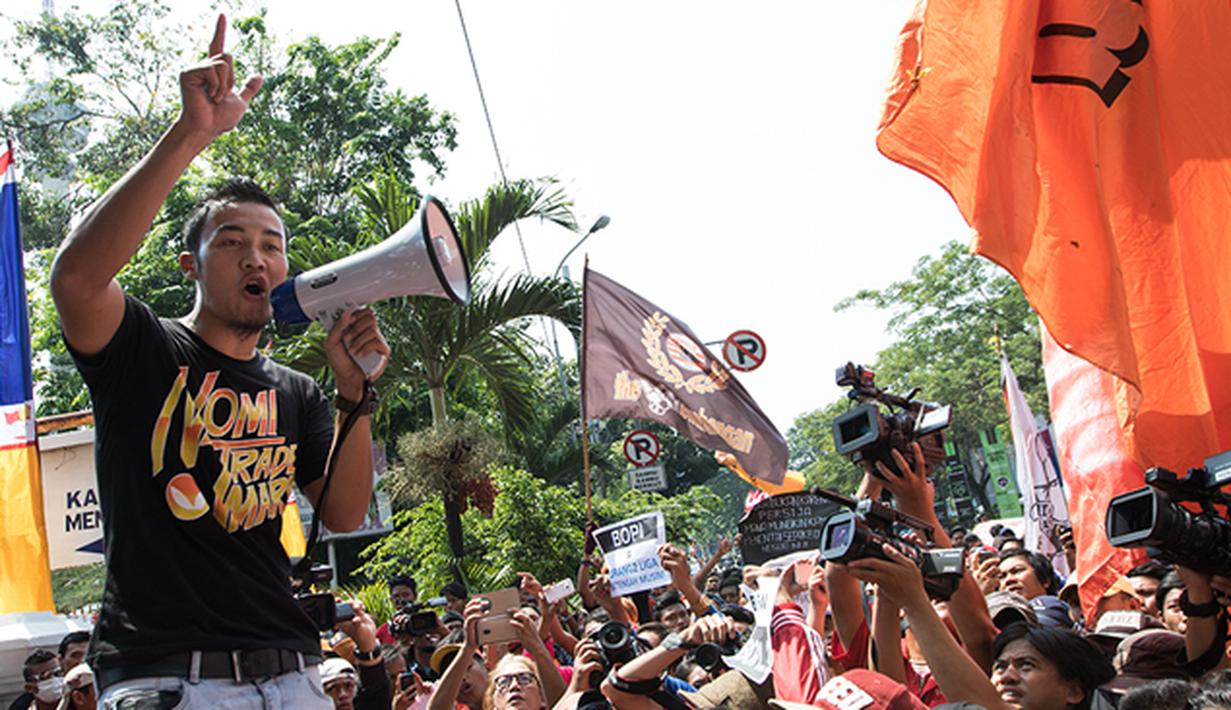 Pemain Persija, Gunawan Dwi Cahyo  berorasi saat unjuk rasa bersama The Jakmania di Kantor Kemenpora, Jakarta, Selasa (11/8/2015). (Bola.com/Vitalis Yogi Trisna)