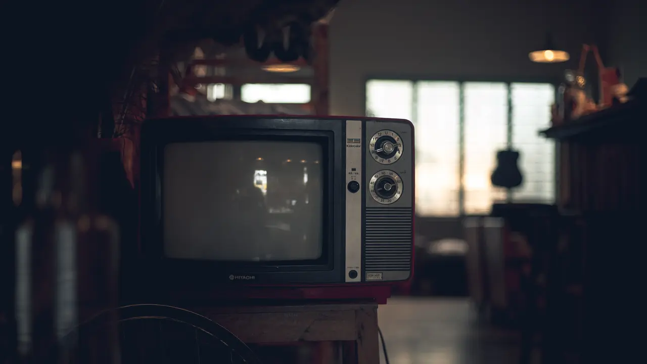 Ilustrasi TV Foto oleh Huỳnh Đạt dari Pexels