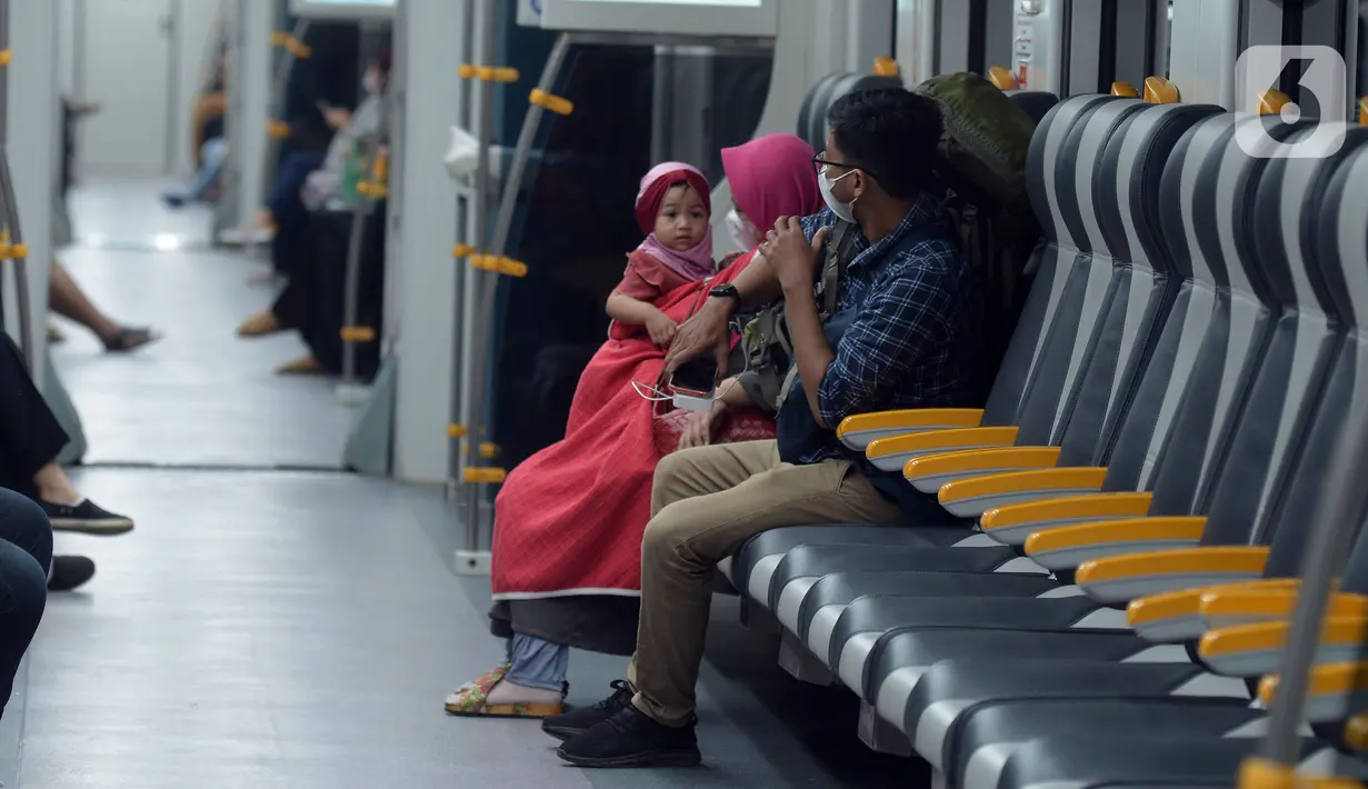 Penumpang Kereta Bandara Premium menanti keberangkatan di Stasiun Manggarai, Jakarta, Sabtu (3/4/2021). Yang membedakan kereta premium dengan kelas eksekutif hanya pengaturan kursi yang sama dengan kursi kereta MRT dan Commuterline. (merdeka.com/Imam Buhori)