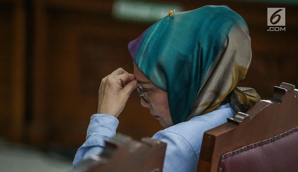 Terdakwa kasus dugaan penyebaran berita bohong atau hoaks Ratna Sarumpaet menjalani sidang dengan agenda pembacaan tuntutan oleh Jaksa Penuntut Umum di PN Jakarta Selatan, Selasa (28/5/2019). Ratna dituntut 6 tahun penjara di kasus penyebaran berita bohong atau hoaks. (Liputan6.com/Faizal Fanani)