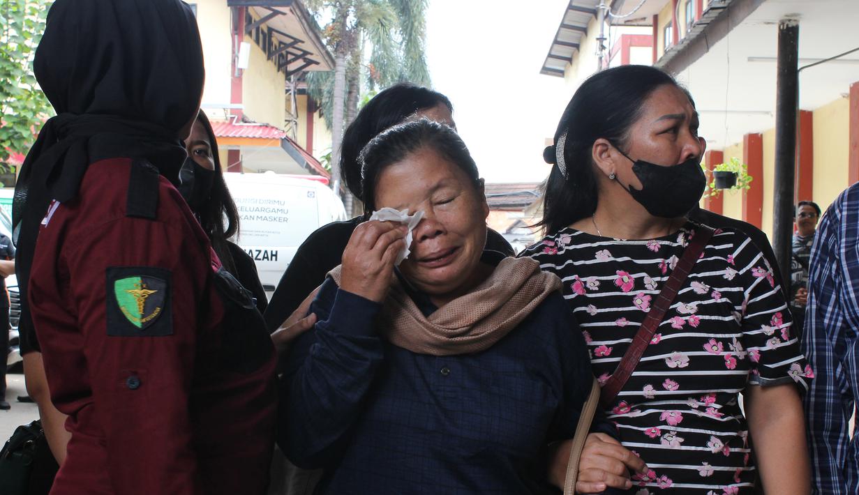 22 orang ditemukan tewas dalam insiden tersebut. Tampak dalam foto, pihak keluarga atau kerabat korban kebakaran Gedung Terra Drone menahan tangis saat menanti penyerahan jenazah di Rumah Sakit Bhayangkara R. Said Sukanto atau RS Polri Kramat Jati, Jakarta, Rabu (10/12/2025). (merdeka.com/magang/Rendi Saputra)