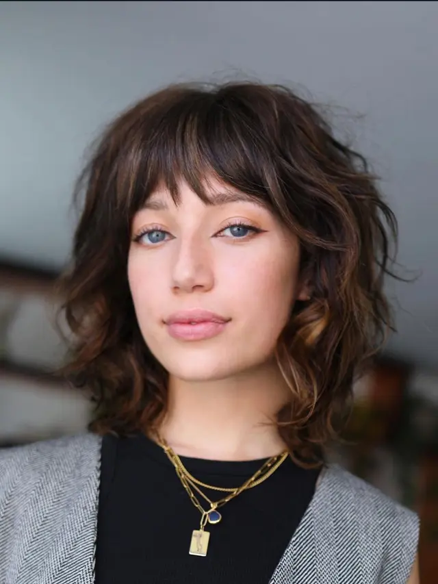 Model rambut pendek dengan poni yang cocok untuk rambut tebal