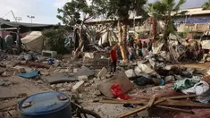 Pengungsi Palestina menyelamatkan sebagian barang-barang mereka di tengah puing-puing, di halaman Sekolah al-Farabi yang telah berubah menjadi tempat penampungan bagi para pengungsi, setelah diserang oleh serangan Israel, di Kota Gaza, bagian utara Jalur Gaza, pada 7 September 2025. (Omar AL-QATTAA/AFP)