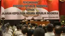Presiden Jokowi (tengah) didampingi Mensesneg Pratikno bersiap memberikan arahan kepada jajaran Polri terkait pengamanan negara di Auditorium PTIK, Jakarta, Selasa (8/11). Jokowi meminta Polri tegas menegakkan hukum. (Liputan6.com/Faizal Fanani)