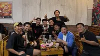 Gaya Santai Seskab Teddy Nobar Timnas Futsal di Warkop Bareng Warga Malang