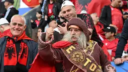 Penampilan pendukung Albania sebelum pertandingan sepak bola Euro 2024 Grup B antara Italia dan Albania di BVB Stadion di Dortmund pada 15 Juni 2024. (Alberto PIZZOLI/AFP)